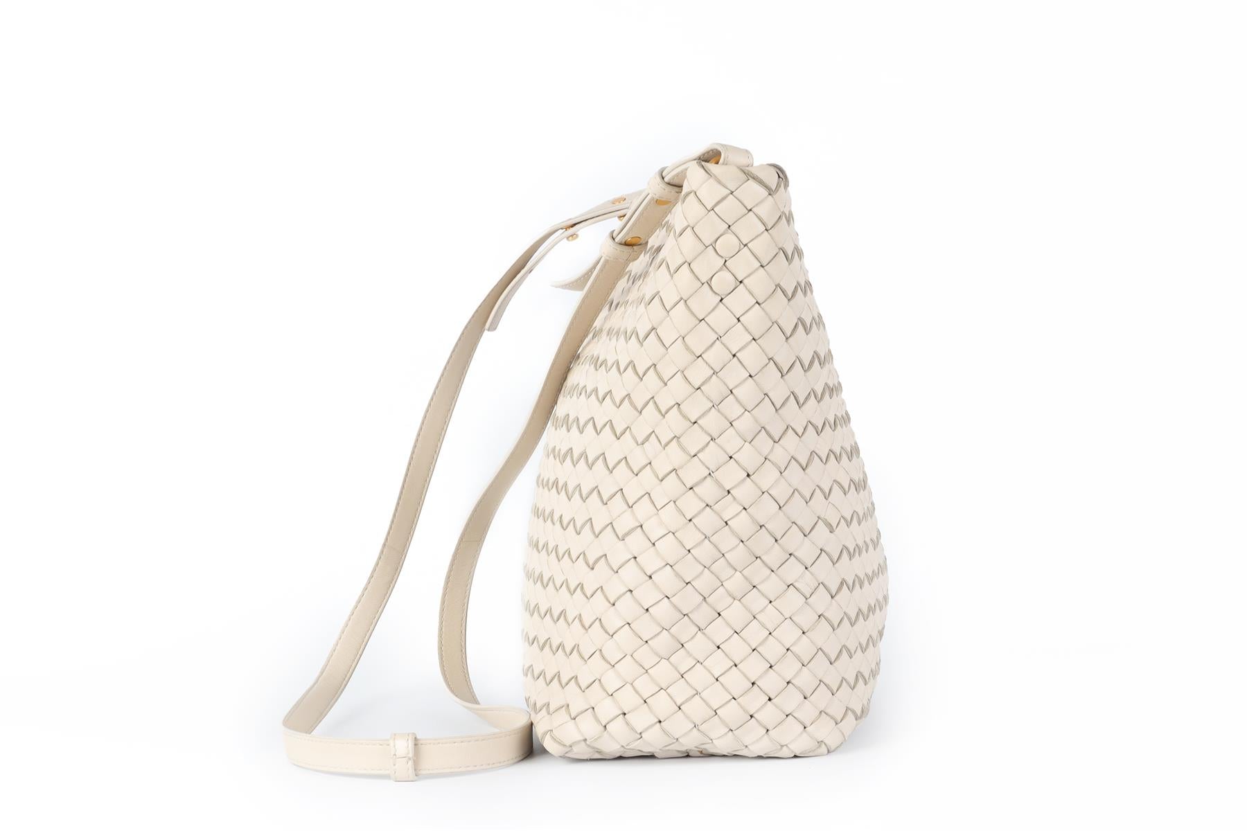 BOTTEGA VENETA ECRU INTRECCIATO LEATHER BUCKET BAG