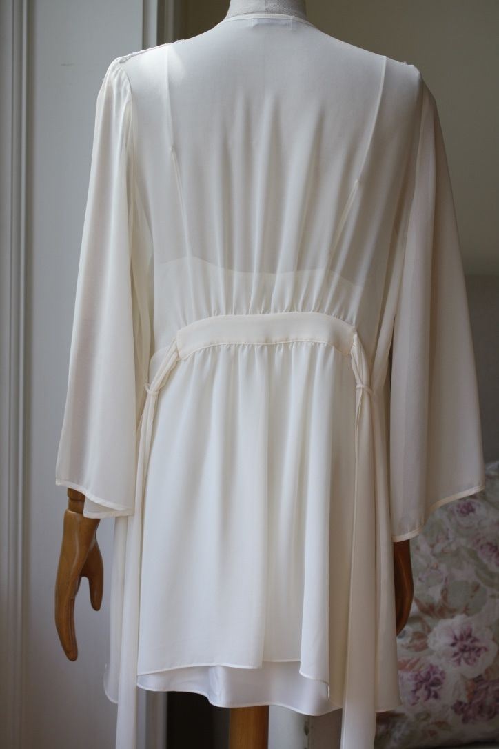 FLORA NIKROOZ DREAMTAKER CHEMISE AND ROBE SMALL/LARGE