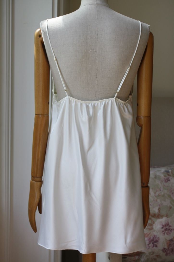 FLORA NIKROOZ DREAMTAKER CHEMISE AND ROBE SMALL/LARGE