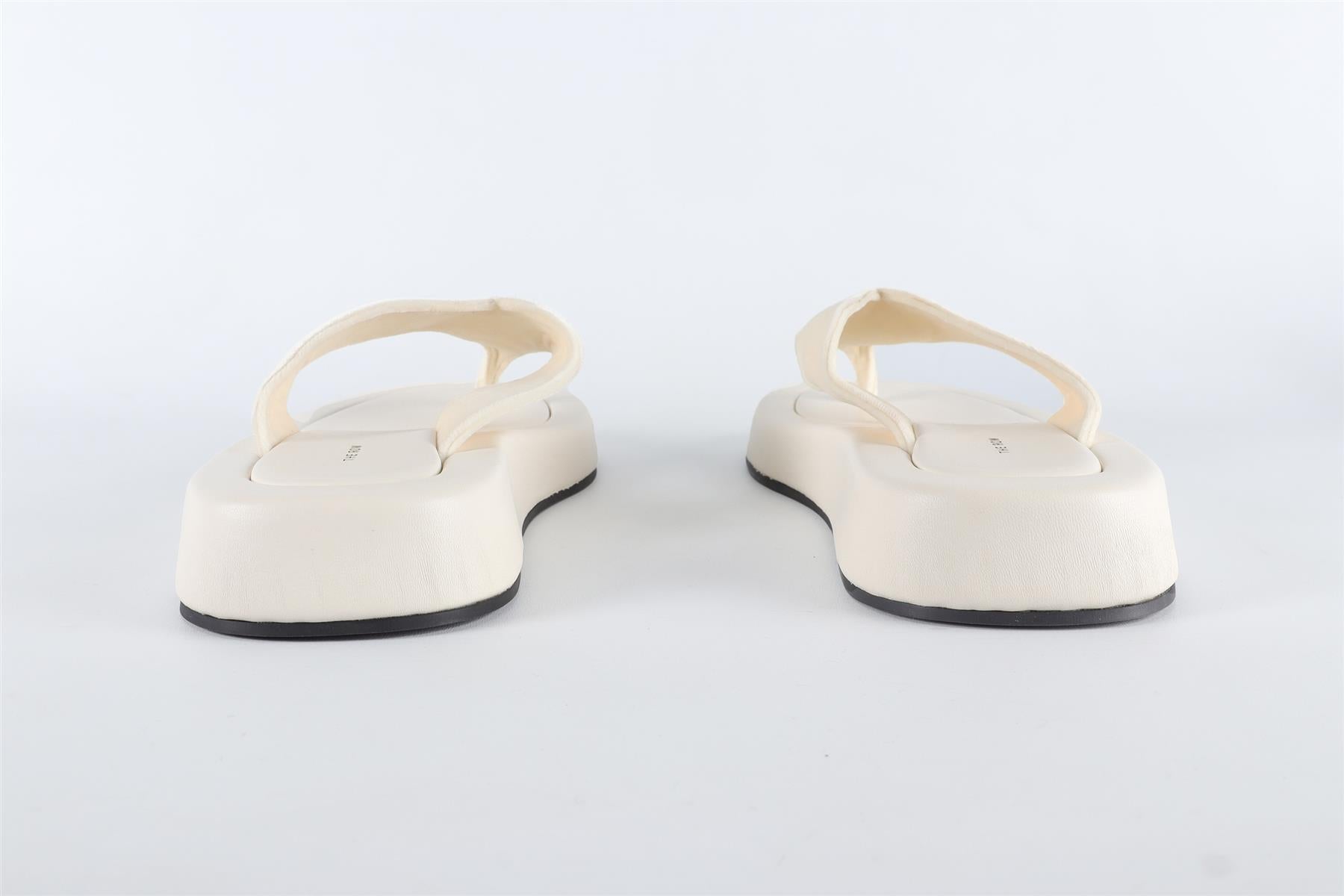 THE ROW WHITE GINZA LEATHER FLIP FLOPS EU 39 UK 6 US 9