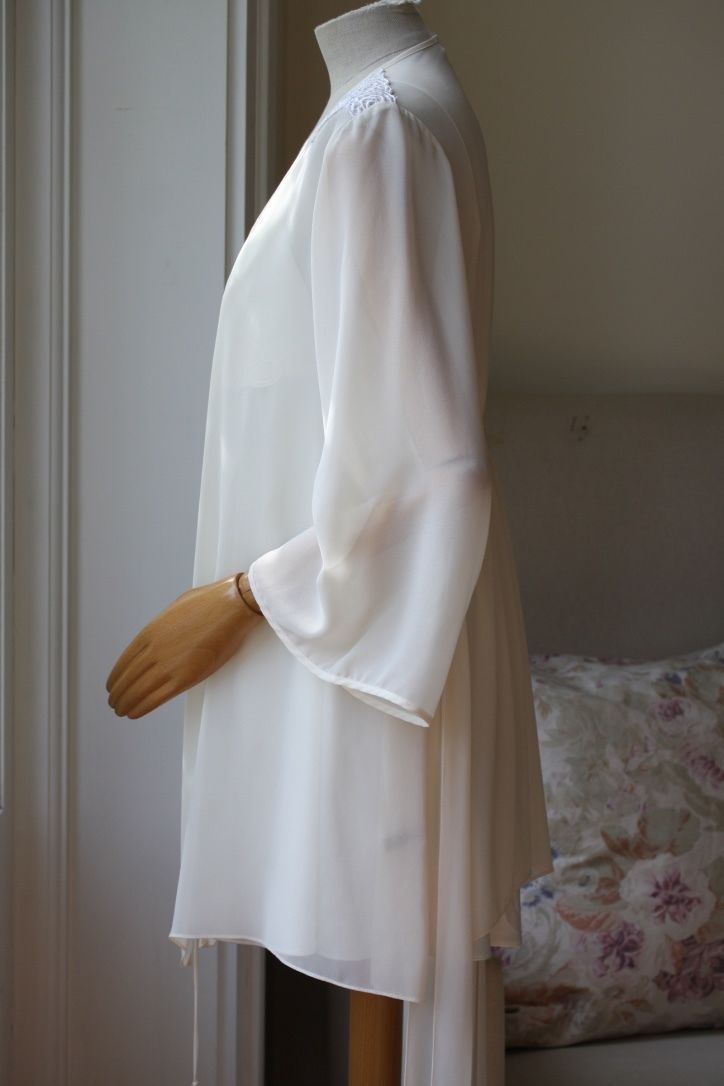 FLORA NIKROOZ DREAMTAKER CHEMISE AND ROBE SMALL/LARGE