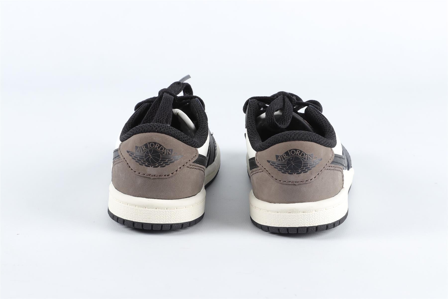 NIKE BLACK AND WHITE BOYS TRAINERS EU 27 UK 9.5 US 10