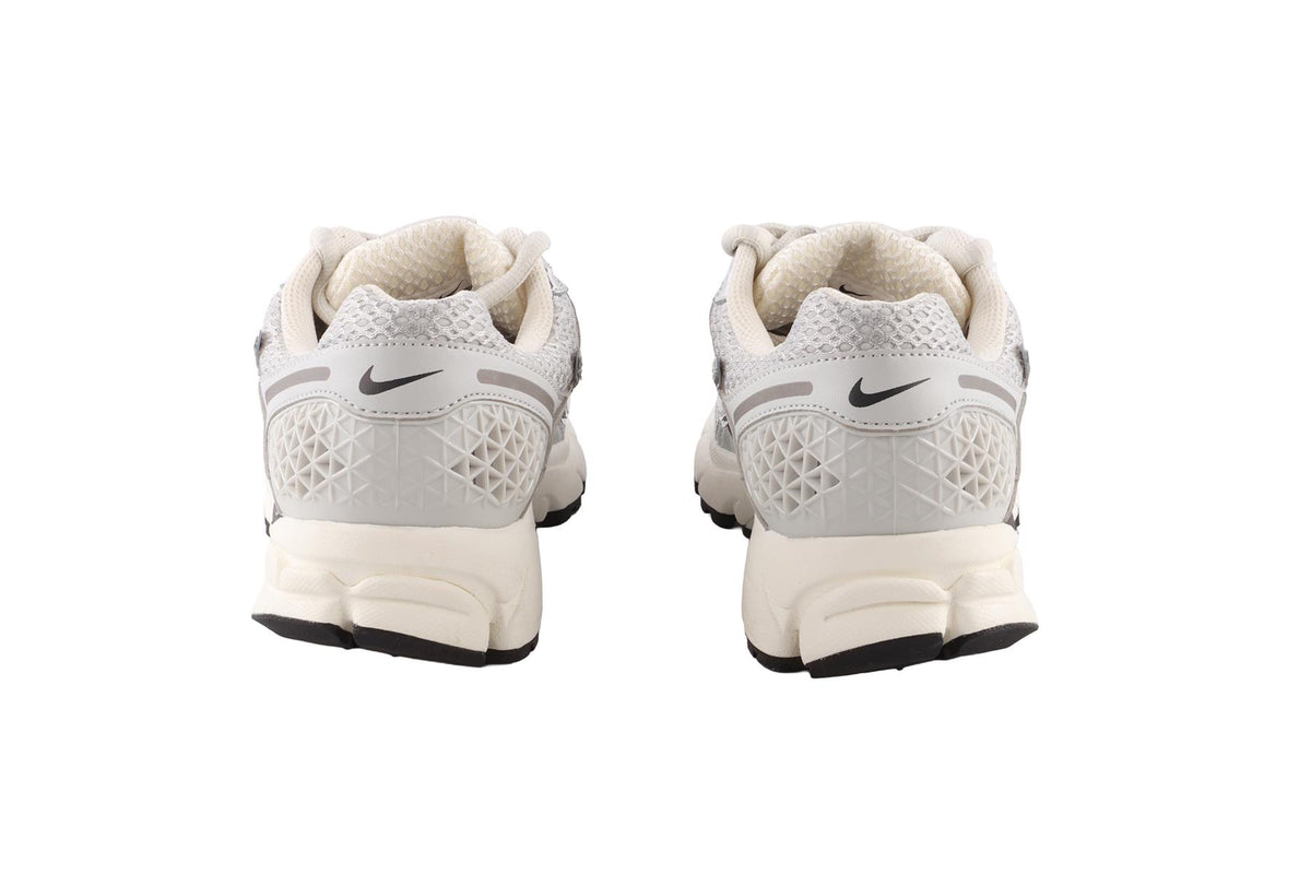NIKE SILVER ZOOM VOMERO 5 METALLIC SILVER SNEAKERS EU 39 UK 5.5 US 8