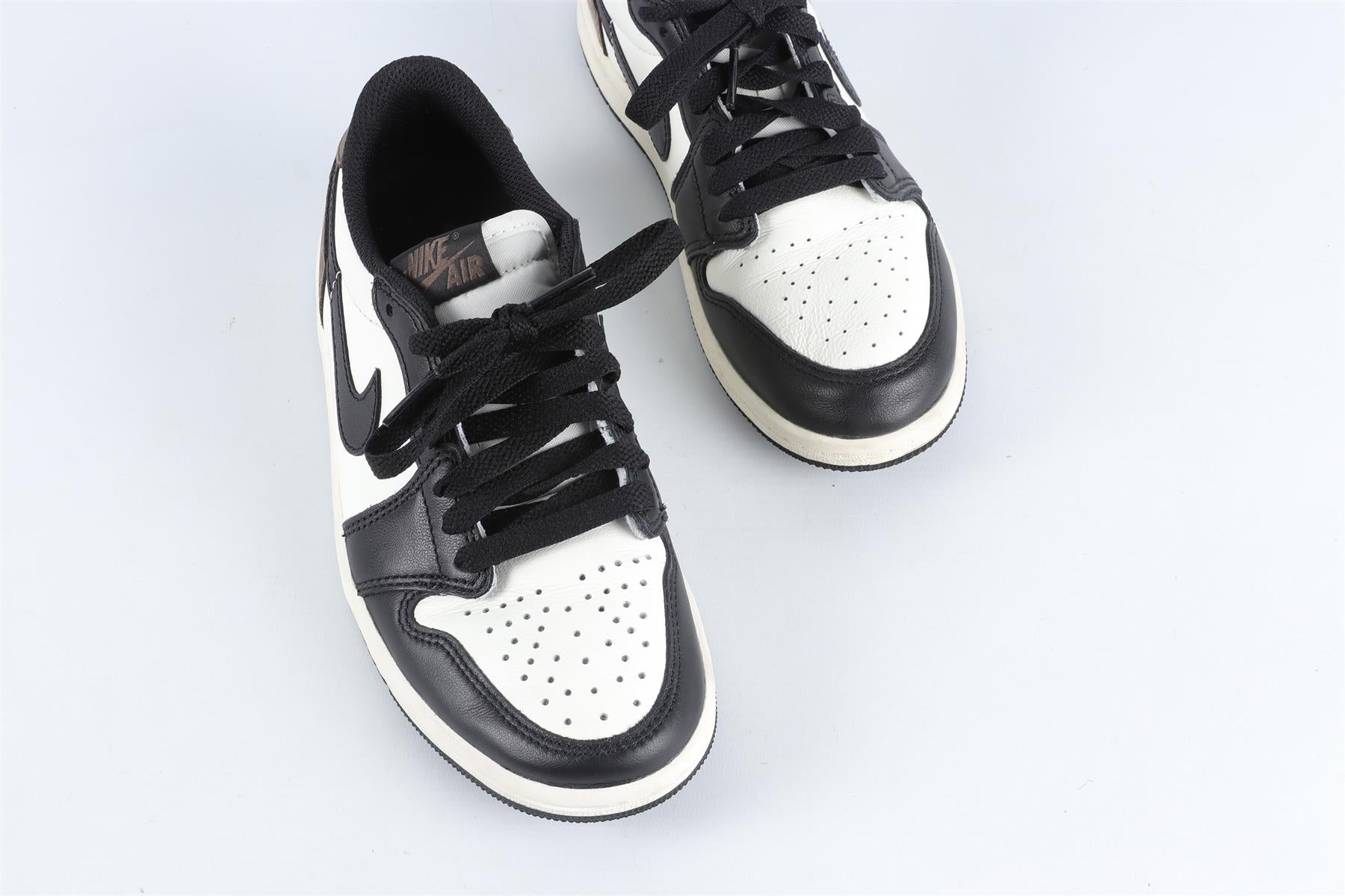 NIKE BLACK AND WHITE LEATHER TRAINERS EU 35 UK 2.5 US 3