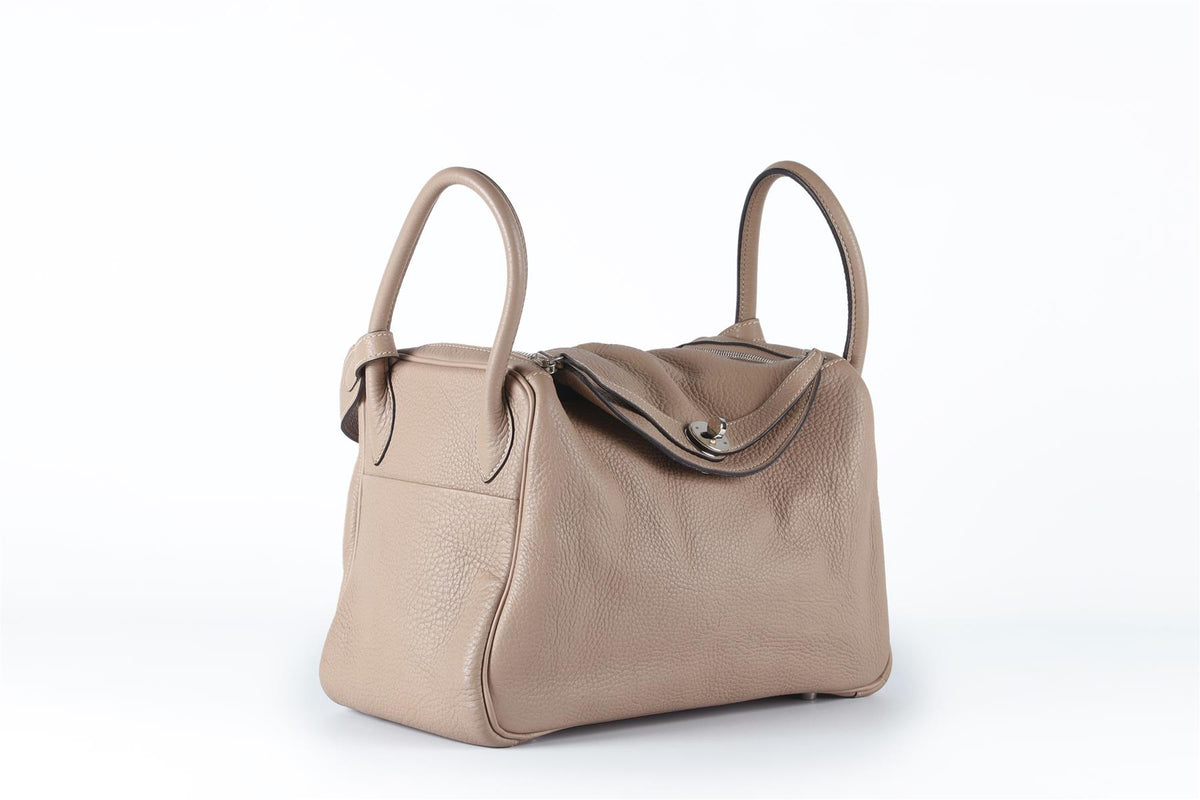 HERMÈS 2008 LINDY 26 CM CLEMENCE LEATHER SHOULDER BAG IN ETOUPE