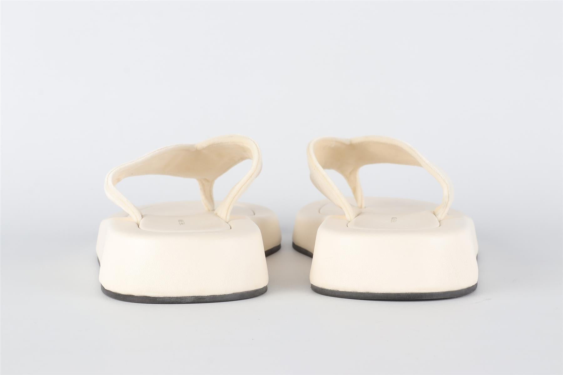 THE ROW WHITE GINZA LEATHER FLIP FLOPS EU 38.5 UK 5.5 US 8.5