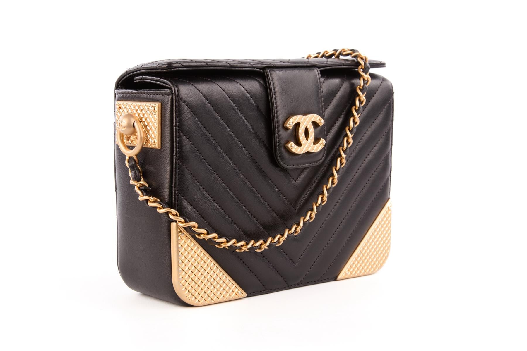 CHANEL BLACK 2017-2018 ROCK THE CORNER CHEVRON LEATHER SHOULDER BAG