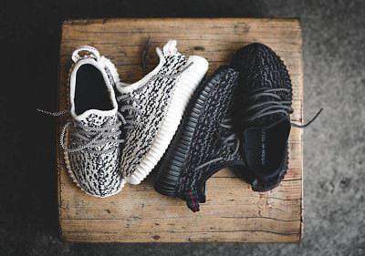 ADIDAS YEEZY KIDS BOOST 350 PIRATE BLACK TRAINERS EU 27 UK 9.5K