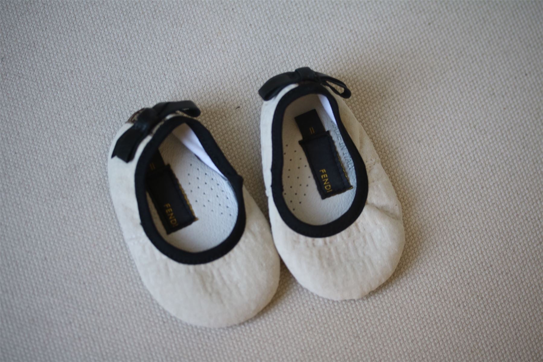 FENDI BABY IVORY LOGO SUEDE PRE-WALKER SHOES SIZE II 3-6 MONTHS