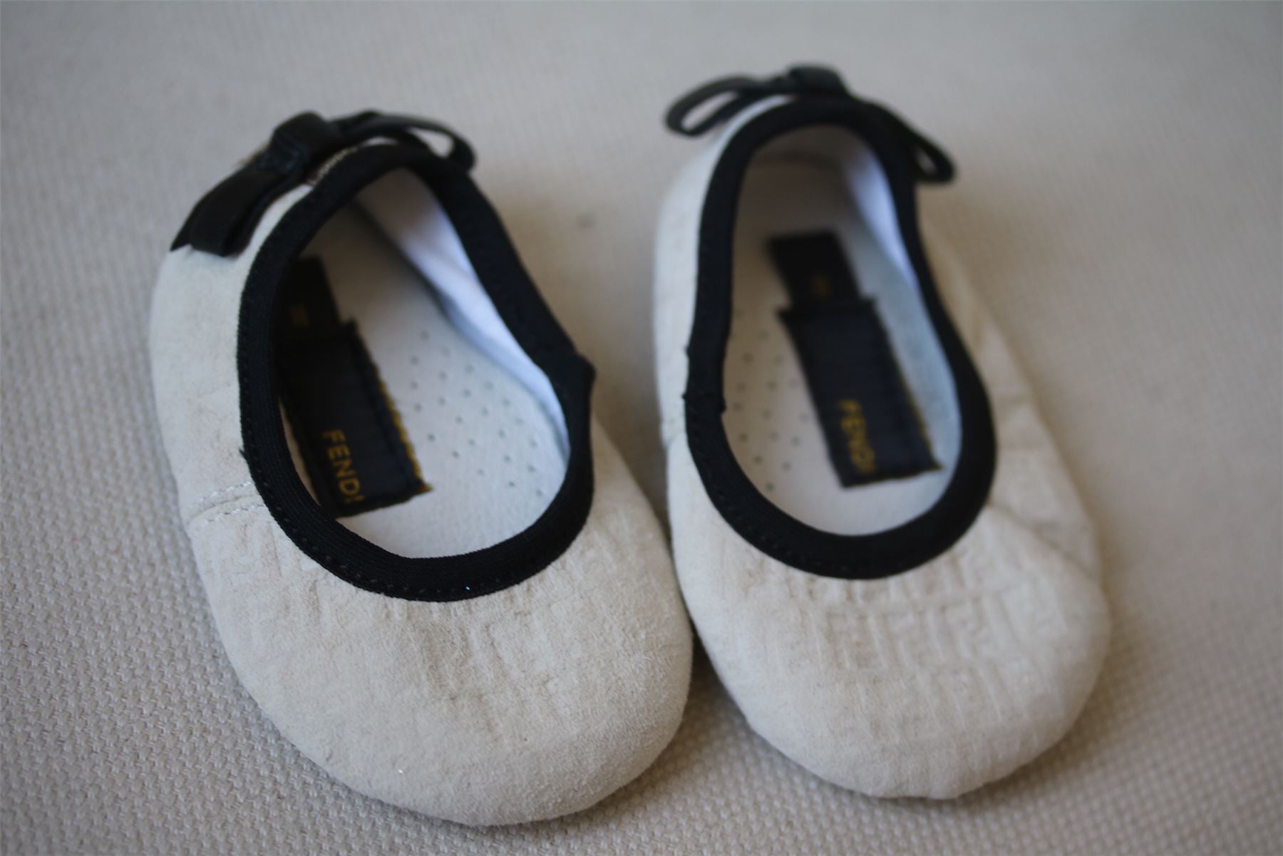 FENDI BABY IVORY LOGO SUEDE PRE-WALKER SHOES SIZE II 3-6 MONTHS